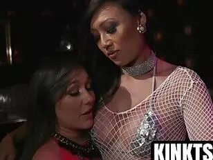 La grosse nana Sinn Sage fait plaisir à sa chatte affamée avec TS Venus Lux