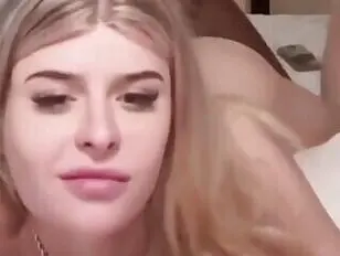 Intensiver Painal mit einer blonden Shemale-Sexbombe