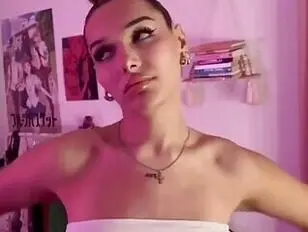 Une superbe transsexuelle est rentrée à la maison pour du plaisir oral et anal POV