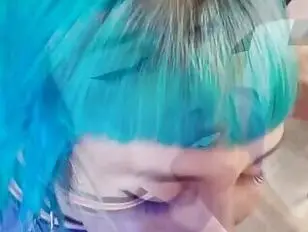 Sara Salazar en tongs avec un homme