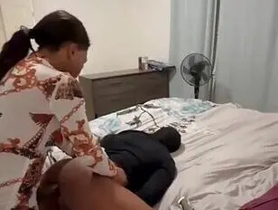 Chocolade tranny neukt de kont van haar vriendje