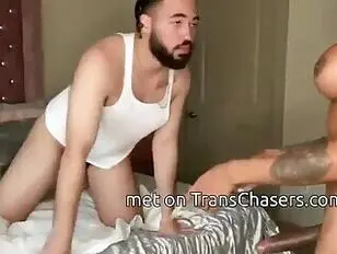 Beauté transexuelle ébène chaude baise la bouche et le cul de son homme