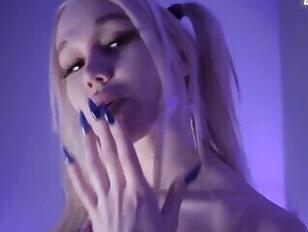 Une jolie jeune blonde apprécie l'anal et le facial