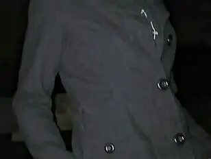 Ryzykowny spacer w rybackich sieciach na ulicy