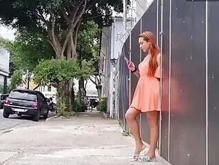 Mollige trans nodigt kerel uit in een garage en hij neukt haar overal met een enorme lul