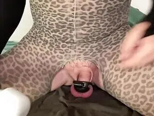 Сисси кончает в маленькой клетке