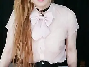 Azjatycka transseksualistka w różowych stringach jeździ na ogromnym dildo