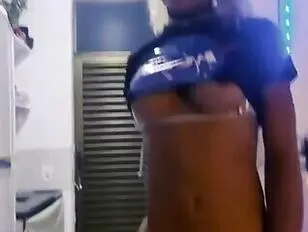 Prachtige chocolade tranny anaal vernietigd