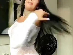 Sexy Latina Trans houdt ervan om haar doorschijnende jurk uit te trekken voor haar fans