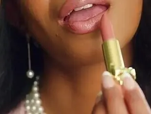 Dwie czarne dupy ruchają cis MILF