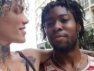 Czarny facet zdominowany przez Suzanne Prezotte