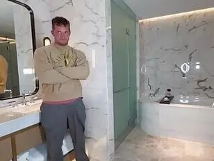 Scambio di pompini con una transmilf in bagno