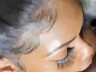 trans noire martelée dans son gros cul