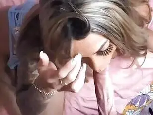 Bella vixen formosa in lingerie sexy prende un grosso cazzo