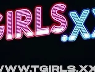 Schwarze Frau mit kleinem Penis wurde hart gefickt