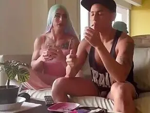 Nena Peculiar scopa il suo fratellastro a pelo nudo con il suo enorme cazzo