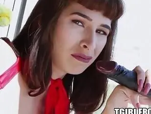 La bellezza trans Alexa Scout succhia e cavalca un grosso dildo nero