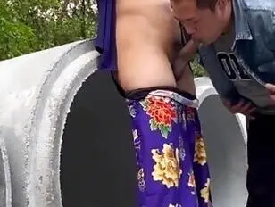 Een Thaise vrouw wordt buiten oraal bevredigd door een homo en neukt hem daarna.