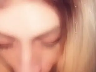 Süße blonde CD gibt Papa einen Blowjob