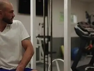 जिम में एरियल गुदा मैथुन कर रही है