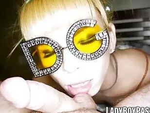 POV che sperona la ladyboy Belle con gli occhiali con giocattoli perversi e un vero cazzo