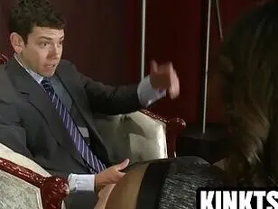 La transgender Venus Lux fa una creampie anale a un atleta professionista arrogante