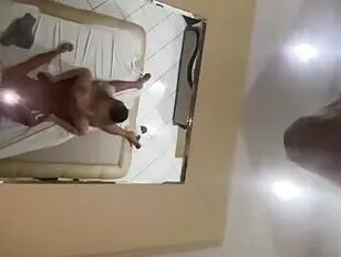 Travesti rubia de piernas increíbles ama los disparos anales crudos