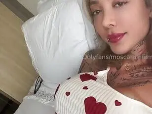 Transseksueel met grote penis die zichzelf bevredigt in bed