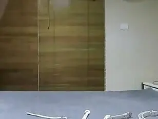 डेज़ी को तंग काली पोशाक में बांध दिया गया है।