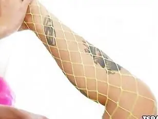 A garota trans Arya Santana faz sexo anal com duas garotas.