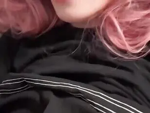 Travesti adolescente nerd masturbándose