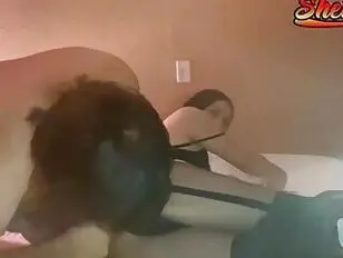 Худенькая девушка,занимающаяся самодельными вещами,получает анальный кремпай.