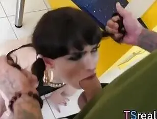 La ragazza trans Natalie Mars vuole sesso anale violento
