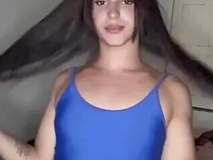 Garota trans magra de meia-calça se masturba