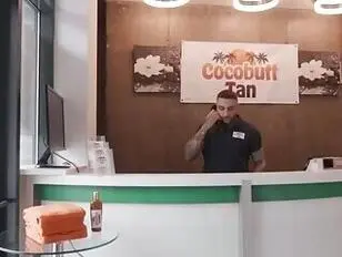 Su estrecho agujero se siente tan bien que le llena la boca de leche