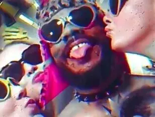 Boneca em cinto de castidade adora BBC