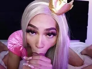 La jolie Yellowbone en rose se fait tirer les cheveux alors qu'elle est à cru