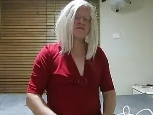 Daisy amarrada com uma saia de couro vermelha e preta.