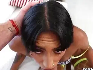 Трансгендерная девушка Лунна Гедес получает удовольствие от анального секса.