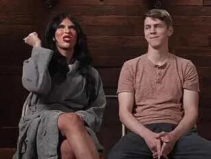 TS AL le mete el pie en la boca y la polla en el culo