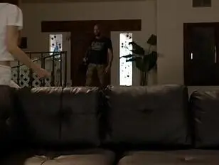 Amanda Riley ha un ex che bussa alla porta e protesta,ma viene comunque scopata