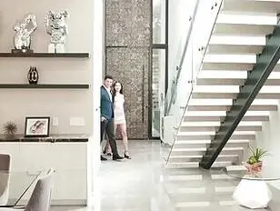 Młoda trans laska zostaje wypełniona