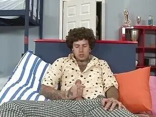 Milf krijgt een gezichtsejaculatie van haar stiefzoon