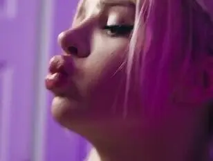 Mężczyzna karmi Ange BBC