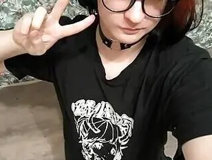 AshberryFey ने संपर्कों के साथ वेबस्लट का पर्दाफाश किया