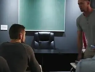 Bionda ragazza che cavalca duro