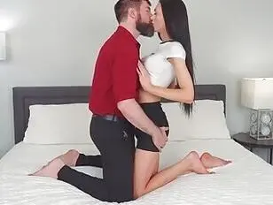 A esta linda dulzura le encanta la polla