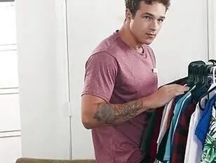 Jovens funcionários da loja transam com MILF trans