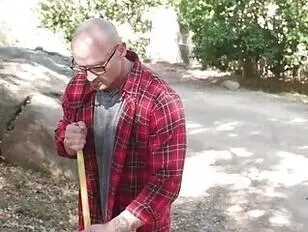 Leah Hayes transa com o marido da mulher enquanto assiste.