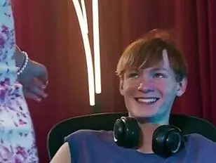 Jovem transa com sua madrasta trans